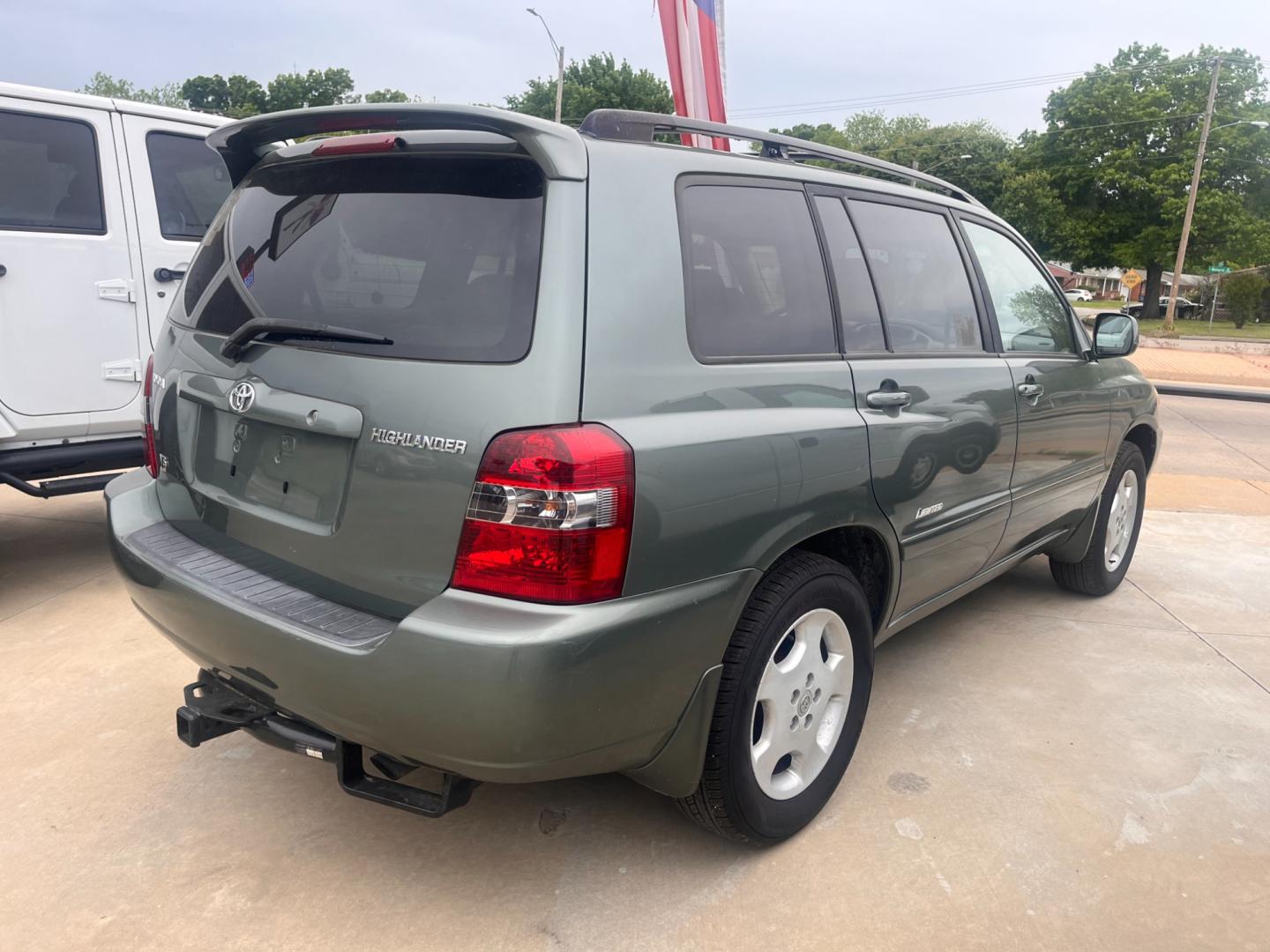 2007 GREEN Toyota Highlander V6 2WD with 3rd-Row Seat (JTEDP21A370) with an 3.3L V6 DOHC 24V engine, 5-Speed Automatic Overdrive transmission, located at 8101 E. Skelly Dr., Tulsa, OK, 74129, (918) 592-3593, 36.121891, -95.888802 - Photo#4